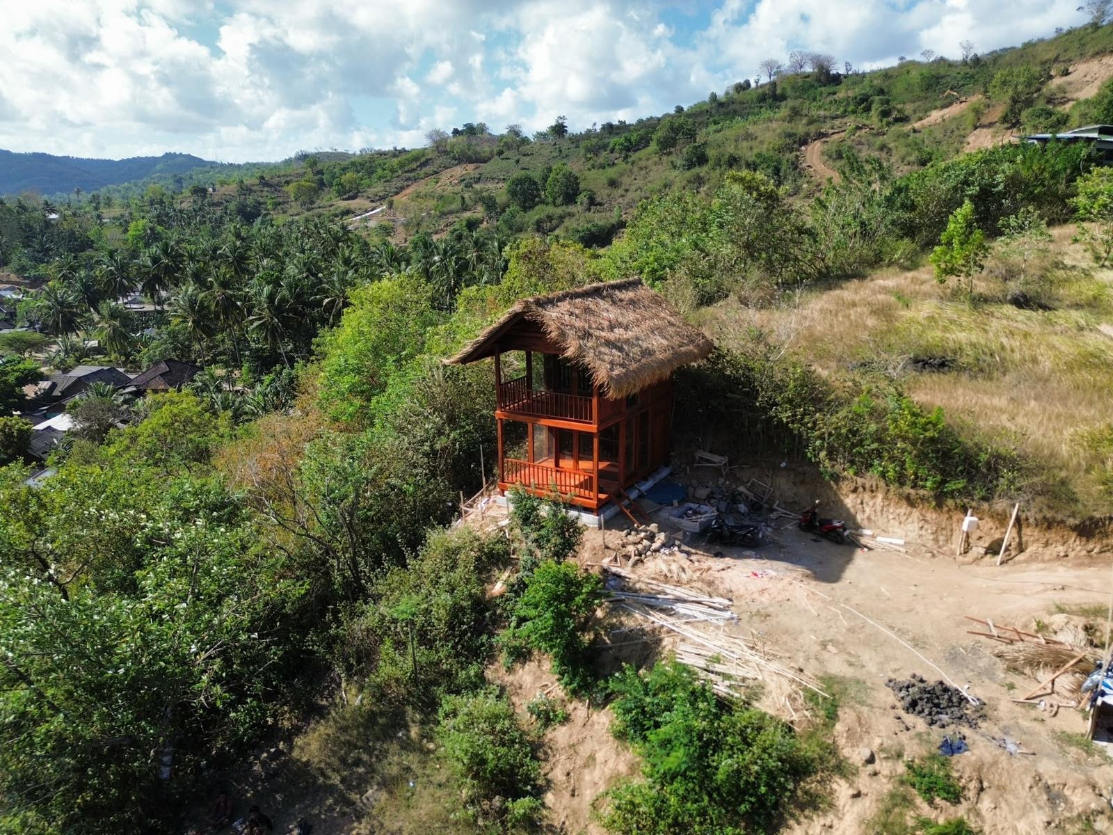 Vista aérea de la casa en la ladera tropical