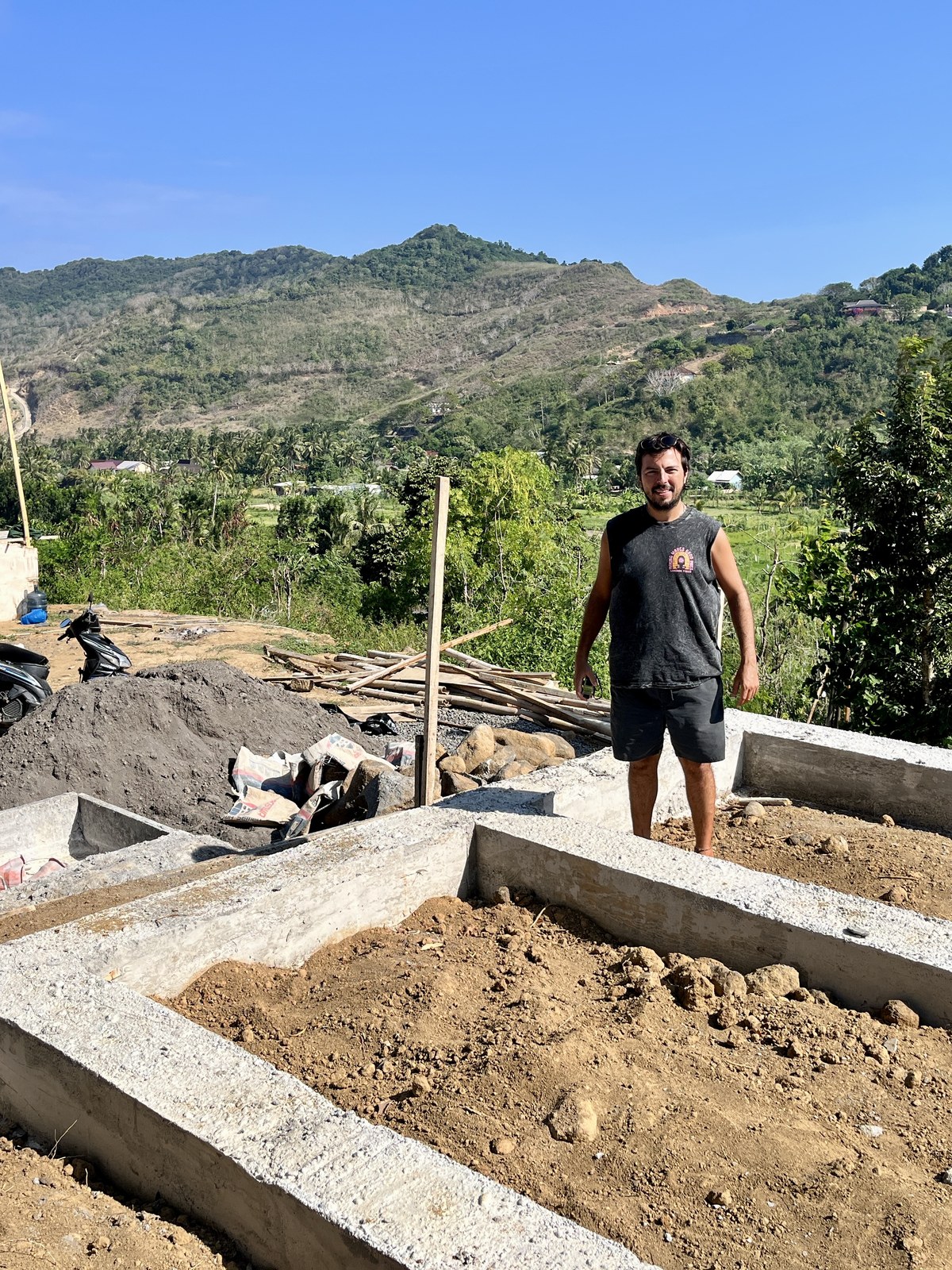 Cimentación y bases de concreto en la ladera