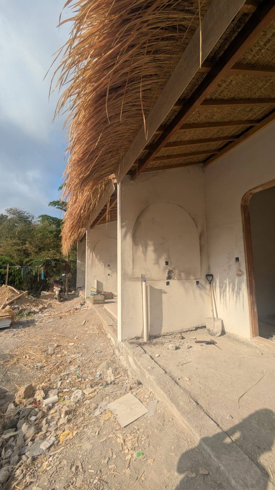 Alero de thatch, arcos y revoque en las primeras unidades